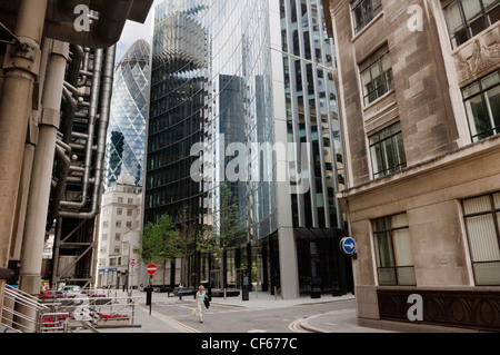 Visualizzare passato la Lloyds edificio verso il Gherkin (30 St Mary Axe e la Swiss Re Building) nella città di Londra. Foto Stock