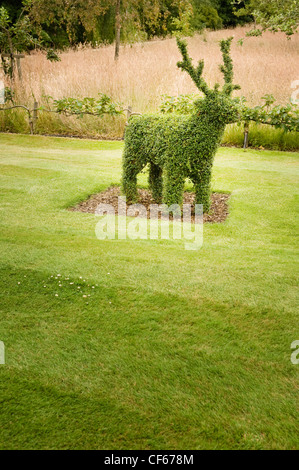 Una bussola tagliata nella forma di un cervo (Topiaria da) in giardini presso il castello di Hever, la casa d'infanzia di Anne Boleyn. Foto Stock