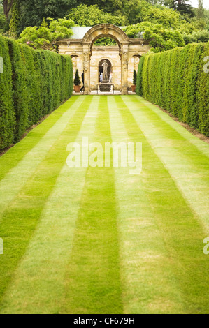 Il giardino italiano presso il castello di Hever, progettato per visualizzare William Waldorf Astor la collezione di scultura italiana. Foto Stock