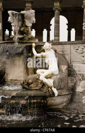 La loggia formale fontana basato sulla fontana di Trevi a Roma nei giardini presso il castello di Hever Castle. Foto Stock