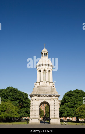 Il Campanile in piazza del Parlamento al Trinity College. Il campanile fu donato nel 1853 dall'Arcivescovo di Armagh, Signore Beres Foto Stock