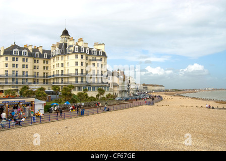 Eastbourne Beach con cielo nuvoloso, East Sussex, Inghilterra meridionale Foto Stock