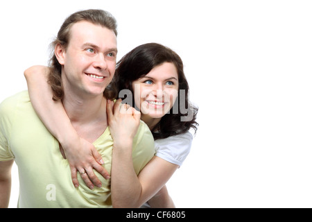 Ritratto di felice coppia giovane in amore cercando di lato, ha abbracciato il fidanzato spalle dal retro Foto Stock