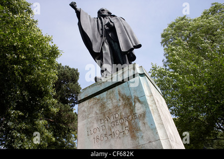 La Lloyd George statua in Cardiff. David Lloyd George (1863-1945) era un politico liberale, MP per Caernarfon in tutta 1890-1 Foto Stock