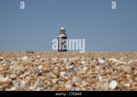 Il vecchio faro nero all'orizzonte da la spiaggia di ciottoli di Dungeness. Il New York Times ha affermato "Se Kent è la Garde Foto Stock