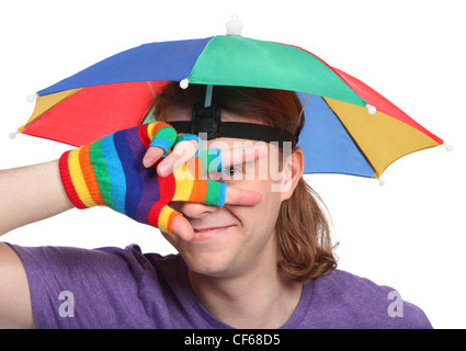 Ritratto di uomo felice con il rainbow hat ombrello sulla testa e colorfull guanto Foto Stock