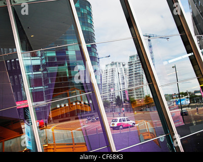 Riflessioni nelle finestre del Lowry Centre di Manchester. Foto Stock