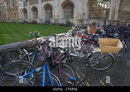 Le biciclette parcheggiate fuori King's College. Fondata nel 1441 da Enrico VI, King è stato uno dei primi istituti di ammettere le donne e pio Foto Stock