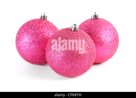 Tre rossi albero di Natale sfere isolato su bianco, concentrarsi sulla sfera anteriore Foto Stock