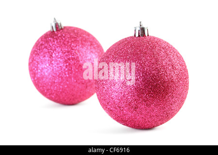 Due red albero di Natale sfere isolato su bianco, concentrarsi sulla sfera anteriore Foto Stock