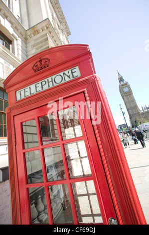 K6 modello Telefono Rosso box e le case del parlamento . BT sostituito molte delle tradizionali K6 caselle negli anni novanta con un più Foto Stock