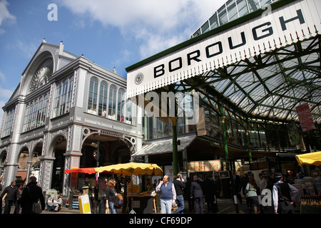 Osservando il tetto di vetro e segno sopra l'ingresso al mercato di Borough. Foto Stock