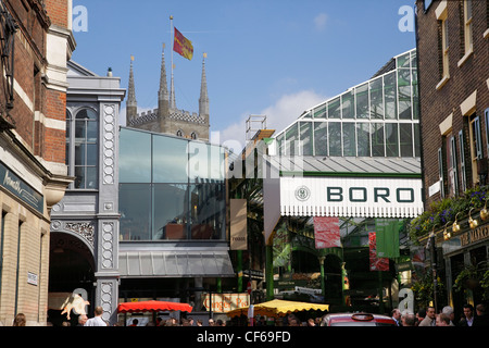 Una vista di Borough Market e dello skyline della citta'. Foto Stock