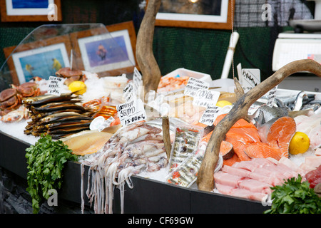 Una vista dettagliata di un contatore di pesce al mercato di Borough. Foto Stock