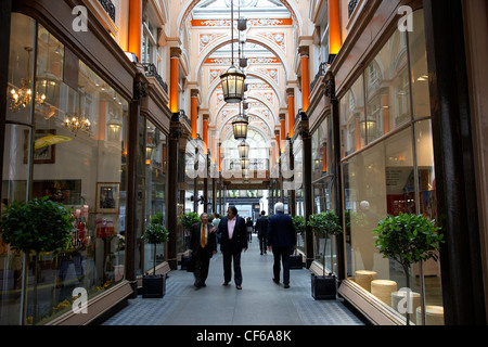 Vista interna del Royal Arcade. Foto Stock