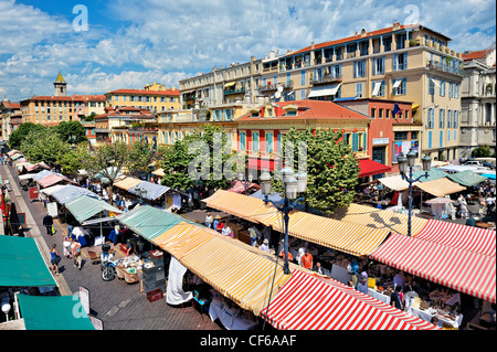 Il mercato dei fiori nella città vecchia di Nizza, in Francia. Foto Stock