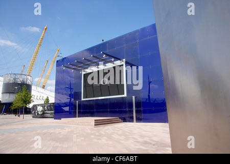 Uno schermo gigante al di fuori dell'Arena O2 a Greenwich a Londra. Foto Stock