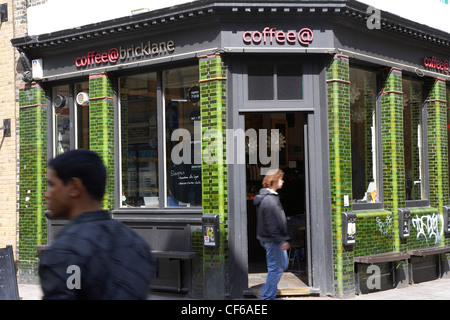 Vista esterna di un cliente al di fuori di un coffee house a Brick Lane. Foto Stock