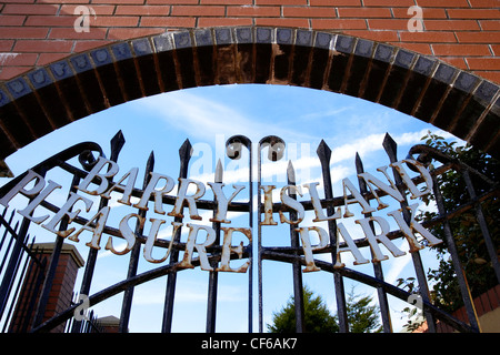 Il metallo dei cancelli di ingresso del Barry Island Pleasure Beach in Glamorgan. Foto Stock