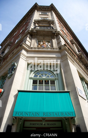 L'ingresso anteriore dell'Fortnum e Mason department store di Londra. Foto Stock