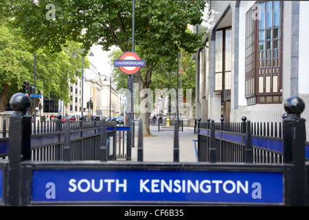 Una chiusura della stazione di South Kensington segno. Foto Stock