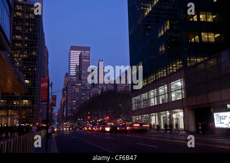 Il traffico accanto al Bryant Park in midtown Manhattan a notte Foto Stock