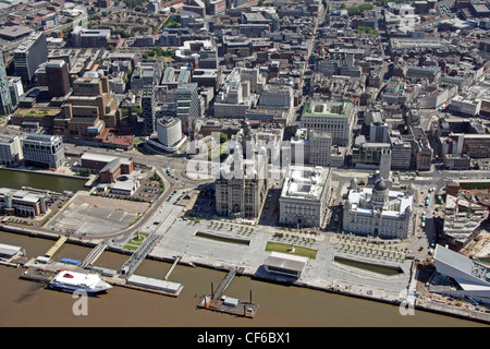 Vista aerea del lungomare di Liverpool con l'edificio Cunard e l'edificio più alto del fegato Foto Stock