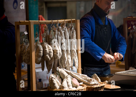 Un mercato di vendita di stallo salsicce francese al Mercato di Borough di Londra. Foto Stock