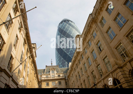 Una vista dell'edificio Gherkin da St Helen posto nella città di Londra. Foto Stock