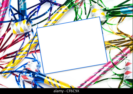 Un fustellato invito alla festa con party colpo corna e streamers. Scheda è vuota per il posizionamento della copia. Foto Stock