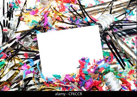 Un fustellato invito alla festa con party colpo corna e streamers. Scheda è vuota per il posizionamento della copia. Foto Stock