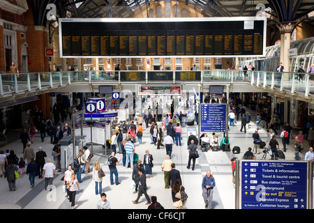 Il concourse occupato della stazione di Liverpool Street nella città di Londra. Foto Stock