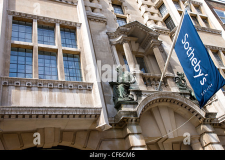 Bandiera sopra l'entrata di Sotheby's a Londra. Foto Stock