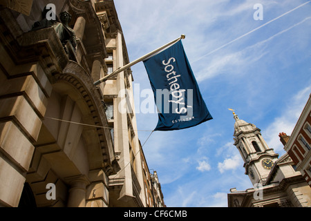 Bandiera sopra l'entrata di Sotheby's a Londra. Foto Stock