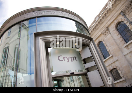 L'ingresso moderno al Cafe nella cripta di San Martin nei campi vicino a Trafalgar Square. Foto Stock