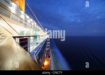 Illuminato grande nave da crociera di equitazione in serata. Ampio angolo. Foto Stock