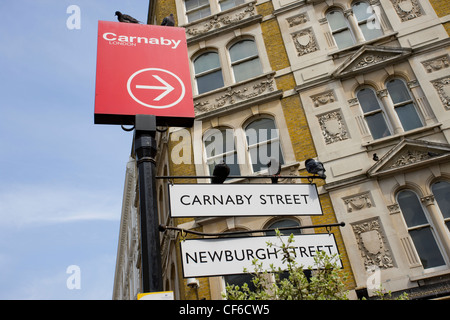 Insegne su Great Marlborough Street in corrispondenza della giunzione con il Carnaby Street Foto Stock