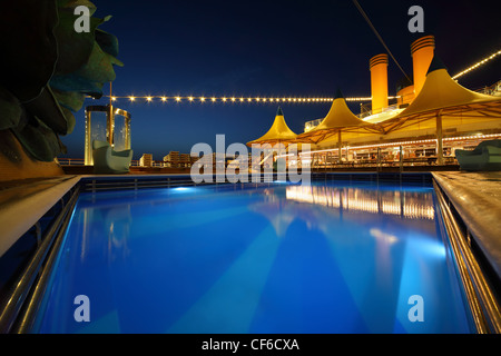 Illuminata del ponte della nave alla sera. piscina nel centro dell'immagine Foto Stock