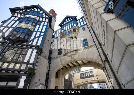 Le arcate su strada regale di collegamento del edificio Tudor occupata da Liberty al suo ex locali su Regent Street Foto Stock