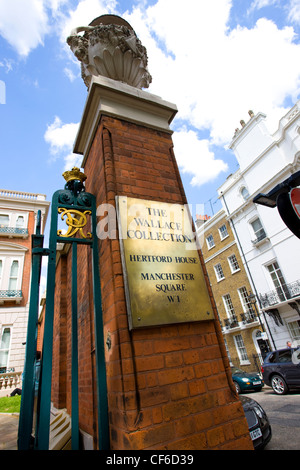 Il cancello anteriore della Wallace Collection, un museo nazionale in una storica casa cittadina Londinese contenente visualizza del settecento francese Foto Stock