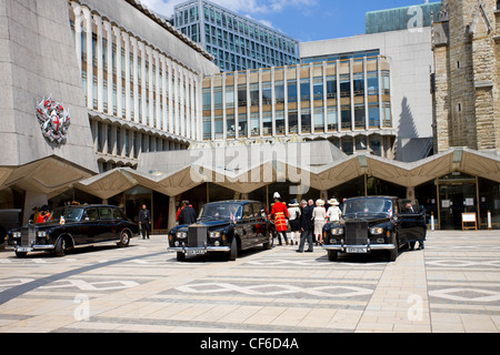 Tre rotoli Royces fuori l'ingresso principale per la Guildhall, casa della City of London Corporation. La Guildhall è un grado Foto Stock