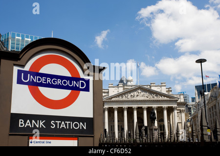 Stazione della metropolitana di Bank a segno con il Royal Exchange in background. Il Royal Exchange, un grado l edificio storico è stato crea Foto Stock