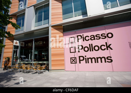 Negozio di rosa segnaletica lettura "Picasso Pollock Pimms' accanto ad un Pret a Manger' cafe a Bankside Mix, una nuova destinazione urbanistica in Sout Foto Stock