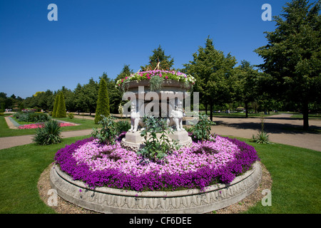 Un display floreale in una vecchia fontana in Regent's Park. Foto Stock