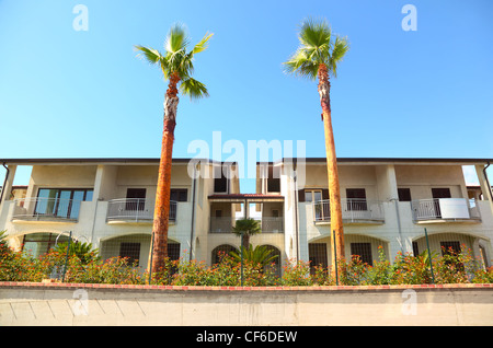 Due cottage di lusso con balcone e giardino con palme sono recintati Foto Stock