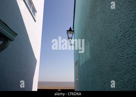 Vista da un vicolo tra due edifici al mare. Foto Stock