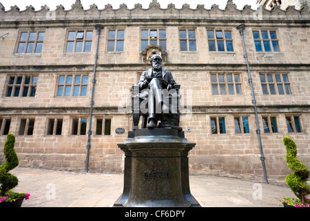 Charles Darwin statua, primo inaugurato nel 1897, al di fuori della libreria di Shrewsbury, una volta Shrewsbury Scuola a cui Darwin fu un allievo. Foto Stock