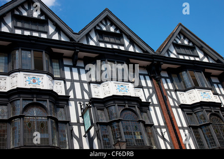 In bianco e nero con cornice in legno edifici nella storica città mercato di Shrewsbury. Foto Stock