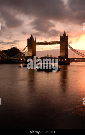 Il Tower Bridge all'alba. Il ponte fu inaugurato il 30 giugno 1894 dal Principe di Galles, il futuro re Edoardo VII, e sua moglie, al Foto Stock