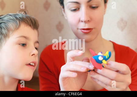 Madre e figlio giocare con fatti in casa a base di elefante da plastilina Foto Stock